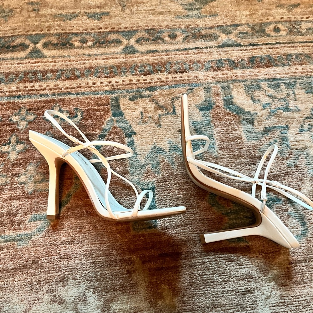 Beautiful strappy Sandal - Picture 5 of 10